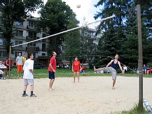 Smidik tro�ku kuri�znym sp�sobom prehadzuje loptu, ale hlavn� je �e prejde na druh� stranu.