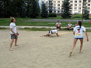 Kura sa obetavo hodil a Wakko s Kato�kou sa prizeraj� ako pr�ve Horolezcom zachr�nil bod�k.