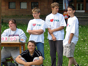 Med�ky pekne svorne, tentokr�t z poz�cie div�kov.