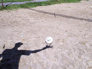 �ed� mu� s loptou