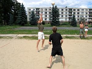 Ka�ove �ikovn� prsty pres�vaj� loptu na s�perov� stranu.