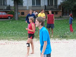 Jan�o a Ren�a sleduj� v�voj hry.